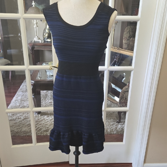 julia jordan Dresses & Skirts - Julia Jordan Blue Black Ribbed Ruffled Sheath Dress Stretch Sleeveless sz XS EUC